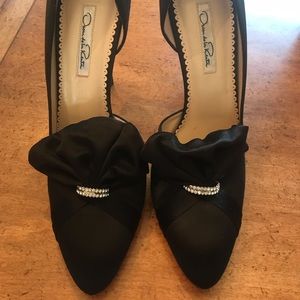 Oscar de la Renta black satin pumps